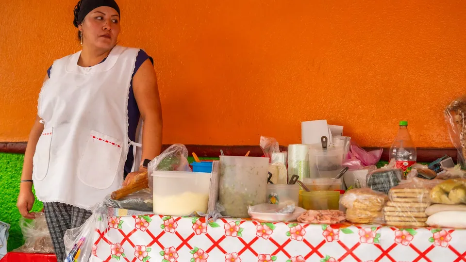 Vendedora en su puesto de comida en una calle de la Ciudad de México
